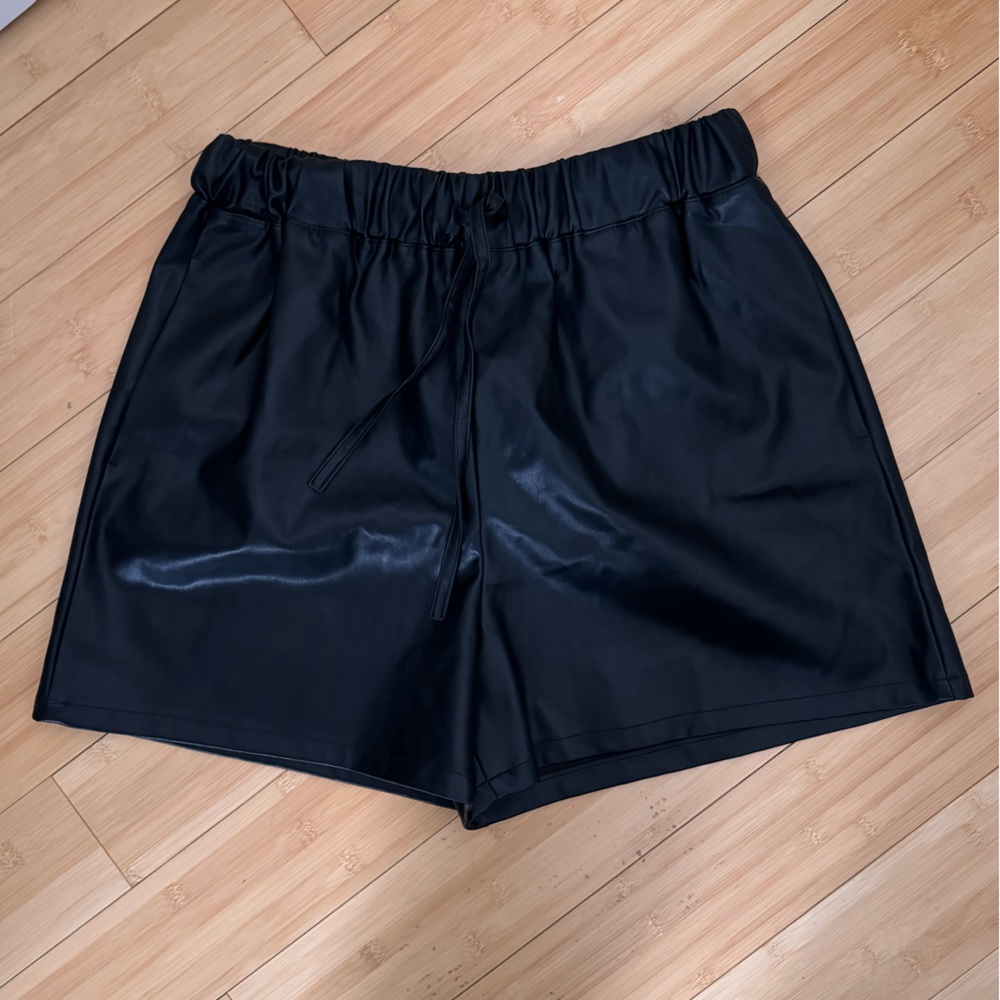 Topshop NWT leather tie waist shorts black size 8 longer length